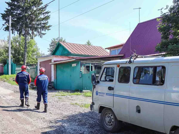 В Татарском округе энергетики борются с незаконными подвесами оптоволокна на линии электропередач